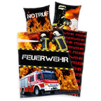 Young Collection Bettwäsche-Set ‘Feuerwehr’ 135 x 200 cm: Bettbezug mit Löschfahrzeug, Feuerwehrleuten und Flammen, Wendeseite mit rotem Schriftzug, Kissen 80 x 80 cm mit „Notruf“