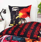 Kissen mit Feuerwehrmann im Einsatz und Wendeseite der Feuerwehr-Bettwäsche auf einem Bett