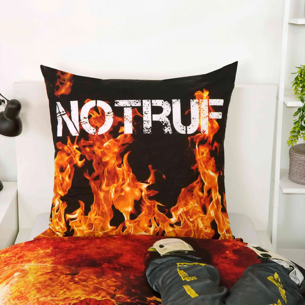 Kissen 80 x 80 cm mit „Notruf“ in Flammenschrift auf einem Bett