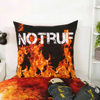 Kissen 80 x 80 cm mit „Notruf“ in Flammenschrift auf einem Bett