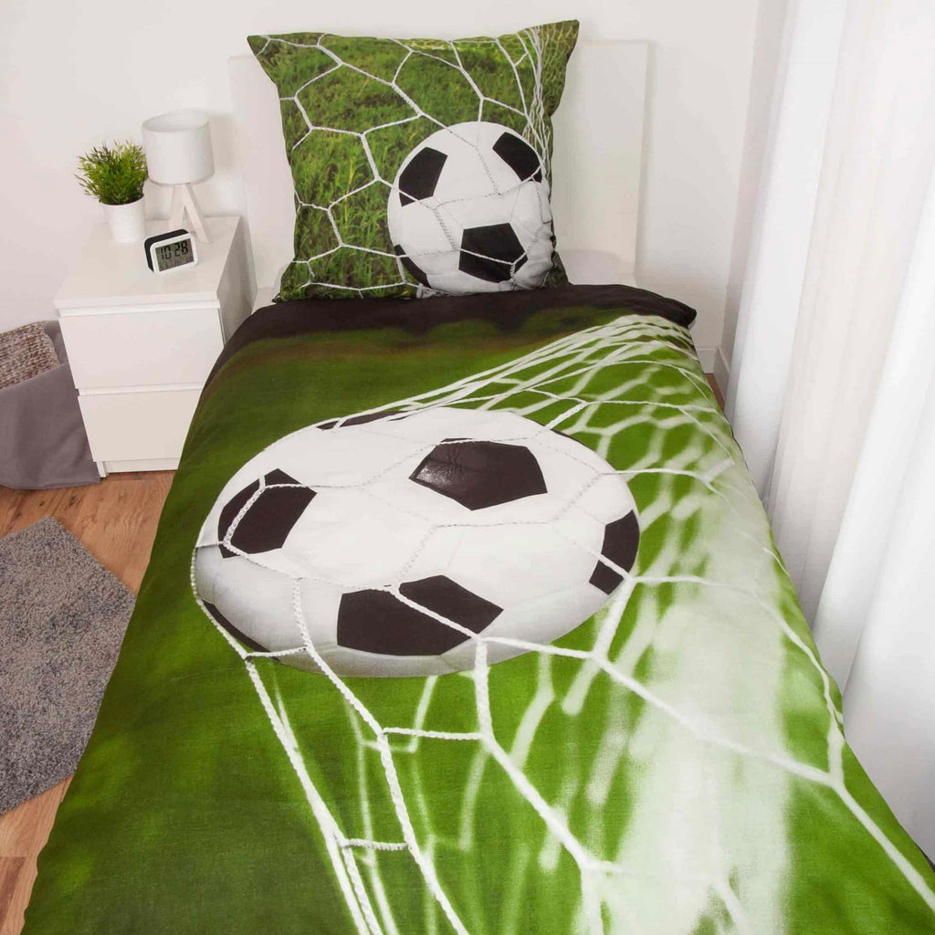 Bettwäsche ‘Fußball Tor’ auf einem Einzelbett, Ball im Netz auf grünem Rasen