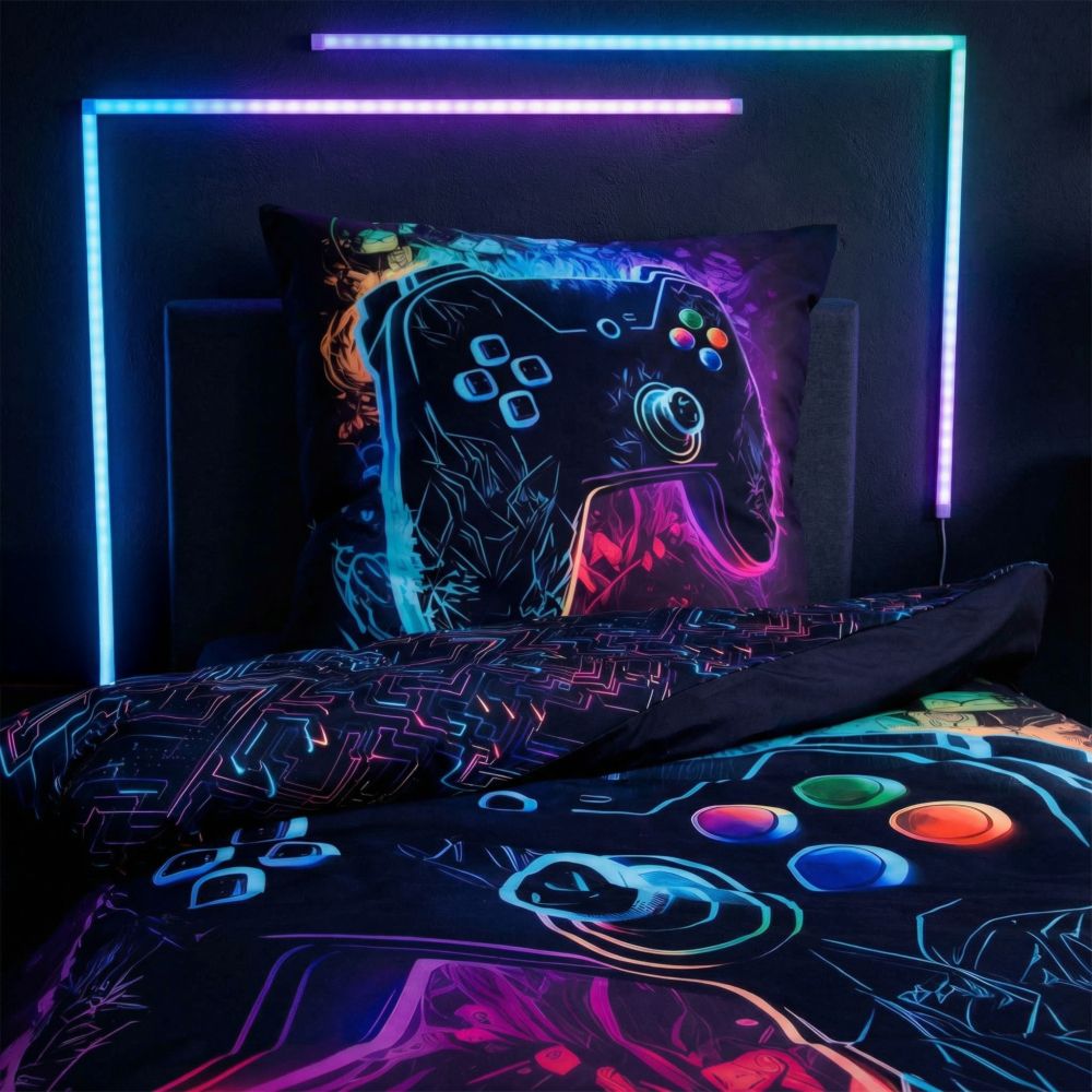 Nahaufnahme des Kissens mit Neon-Controller und der Wendeseite der Gaming Bettwäsche