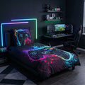 Gaming Bettwäsche auf einem Bett im Gaming-Zimmer mit LED-Leisten und Schreibtisch