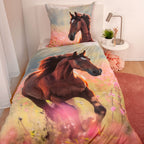 Bettwäsche ‘Horse Love’ auf einem Einzelbett, Pferd in der rosa Blumenwiese