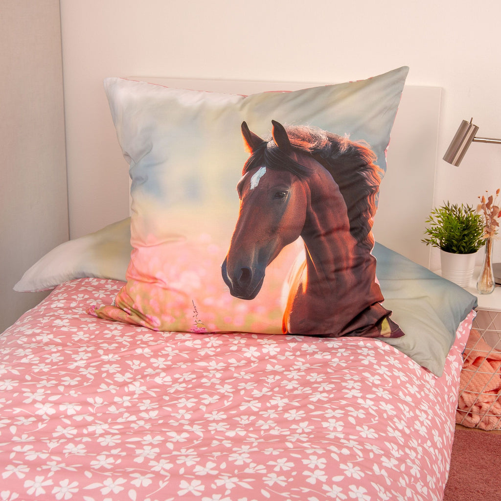 Kissen mit Pferdekopf auf der rosa Blüten-Wendeseite der Bettwäsche ‘Horse Love’