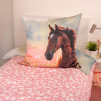 Kissen mit Pferdekopf auf der rosa Blüten-Wendeseite der Bettwäsche ‘Horse Love’