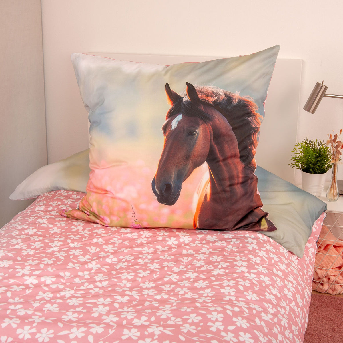 Kissen mit Pferdekopf auf der rosa Blüten-Wendeseite der Bettwäsche ‘Horse Love’