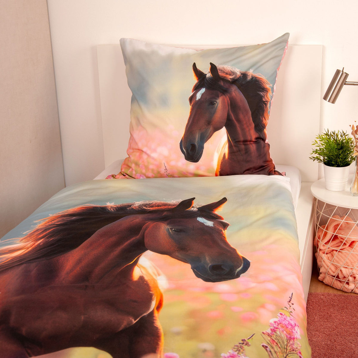 Bettwäsche ‘Horse Love’ seitlich auf einem Bett, Pferd im Galopp