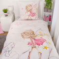 Young Collection Bettwäsche ‘Little Fairy Fee Rosa’ auf einem Bett im Kinderzimmer
