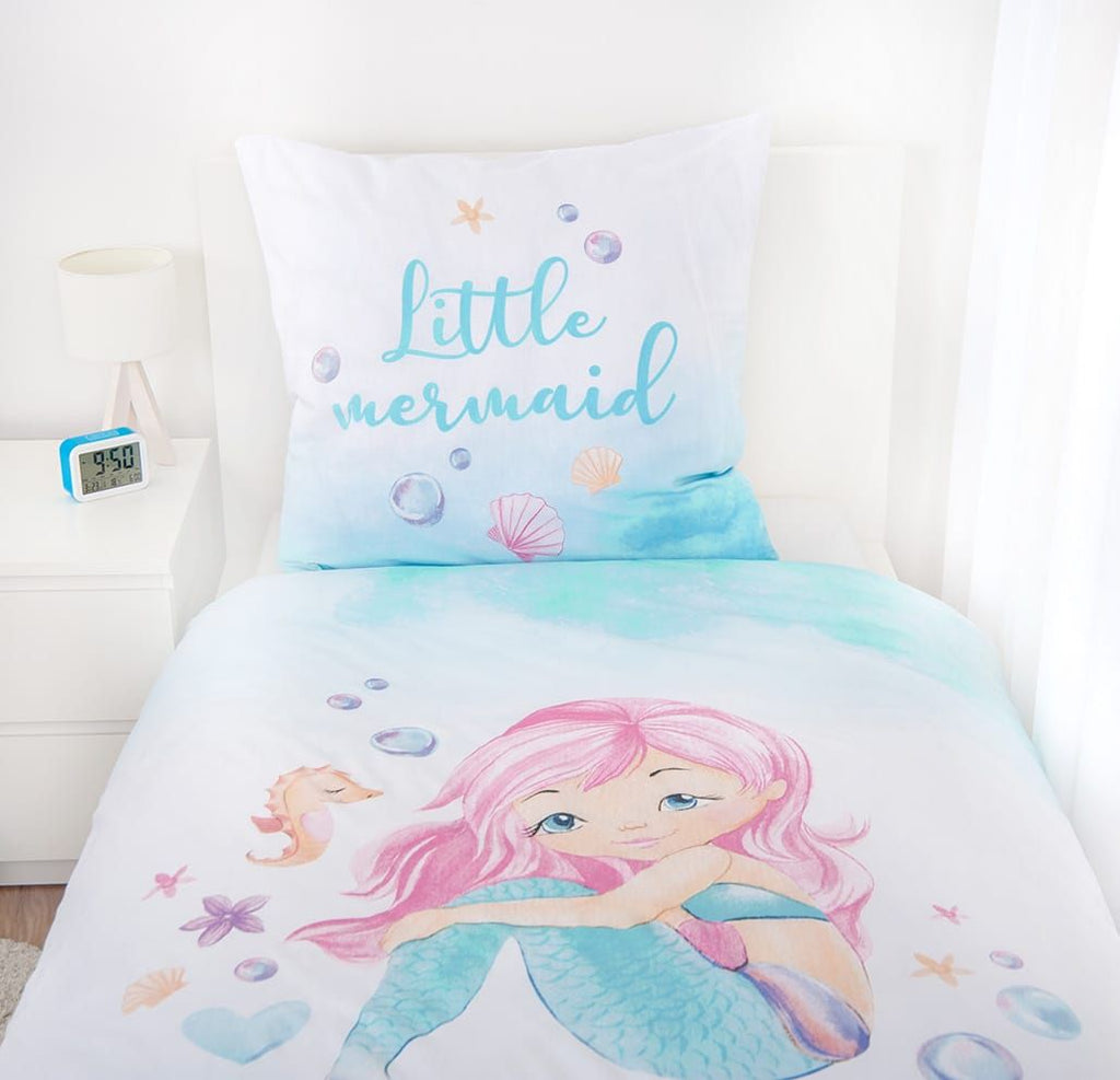 Bettwäsche ‘Little Mermaid’ mit Kissen auf einem Bett, Meerjungfrau mit rosa Haaren