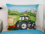 Kissen 80 x 80 cm mit grünem Traktor und Strohballen vor grünen Hügeln