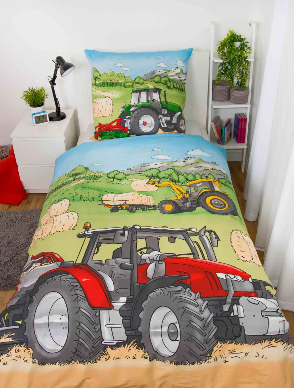 Young Collection Bettwäsche ‘Trecker Traktor’ in Flanell auf einem Einzelbett, roter Traktor auf dem Bettbezug, Kissen mit grünem Traktor