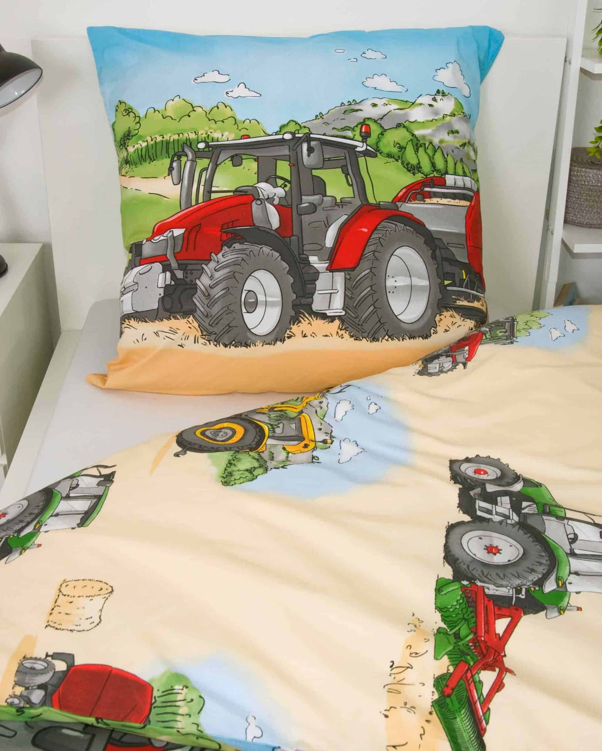 Kissen mit rotem Traktor auf der sandfarbenen Wendeseite mit kleinen Traktoren