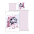 Young Collection Bettwäsche ‘MeWow’: graue Katze im rosa Handtuch mit Schriftzug Meow No MeWow, Wendeseite mit fliederfarbenen Streifen