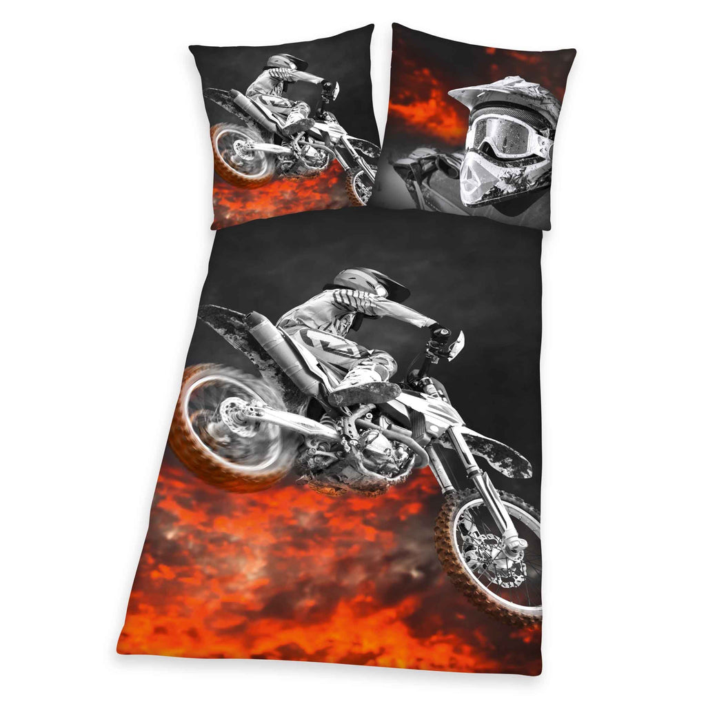 Young Collection Bettwäsche-Set ‘Motocross’ 135 x 200 cm: Bettbezug mit Motocross-Fahrer im Sprung über Flammen, Kissen 80 x 80 cm mit Fahrer und Helm
