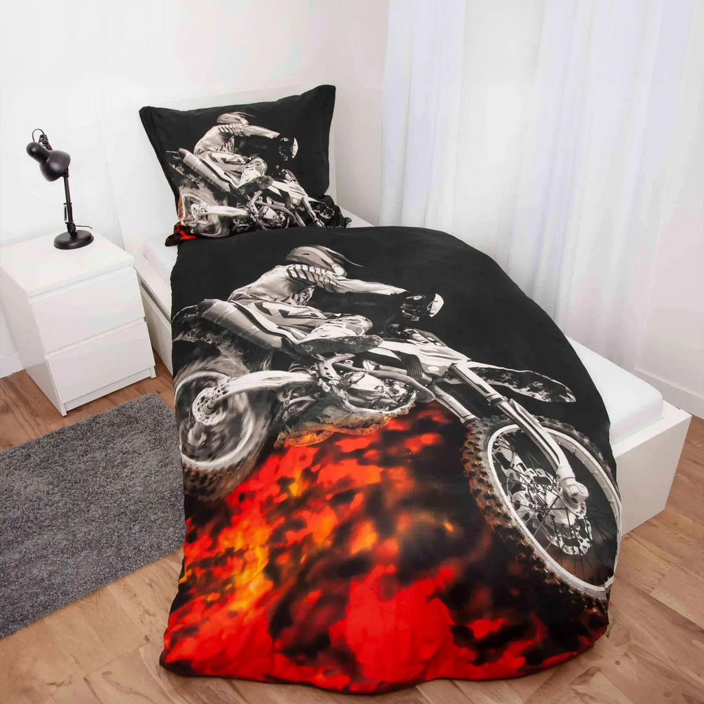 Bettwäsche ‘Motocross’ auf einem Einzelbett, Flammen in Rot und Orange