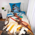 Young Collection Bettwäsche ‘Mountainbike’ auf einem Bett im Jugendzimmer