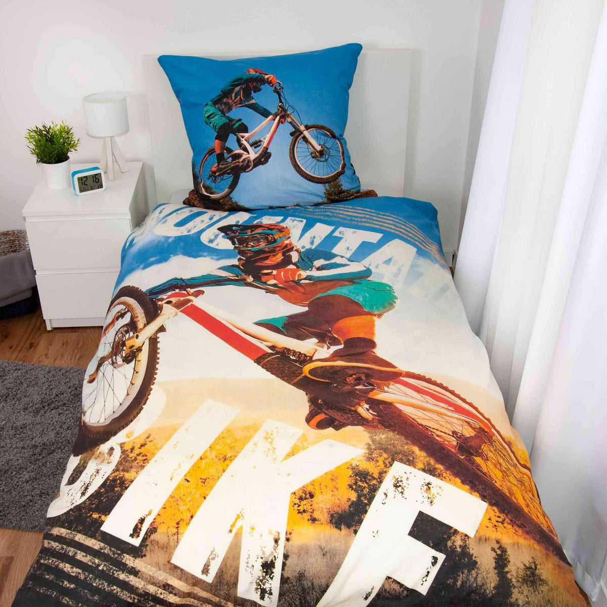 Young Collection Bettwäsche ‘Mountainbike’ auf einem Bett im Jugendzimmer
