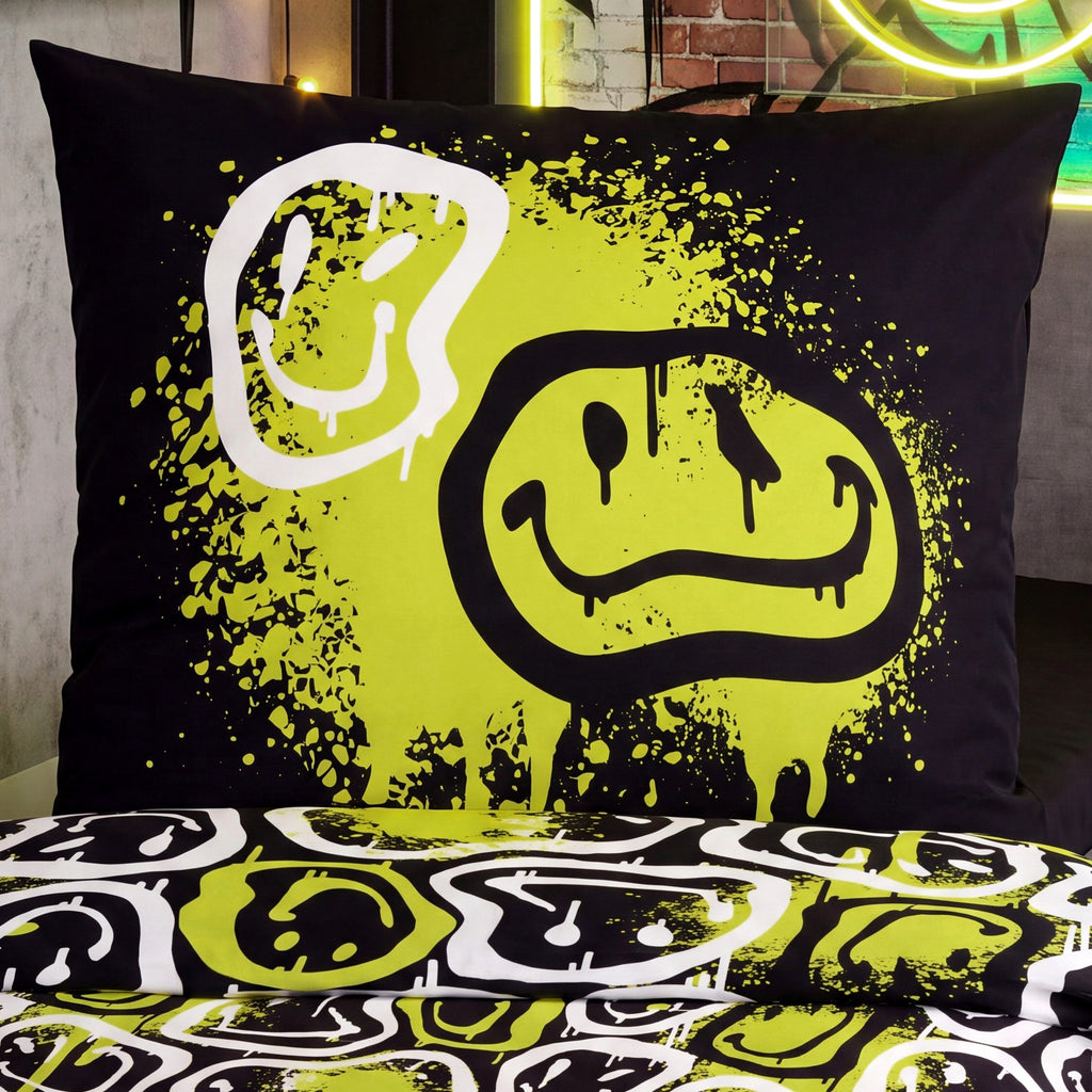 Kissen 80 x 80 cm mit gesprühtem Smiley in Neongelb auf Schwarz