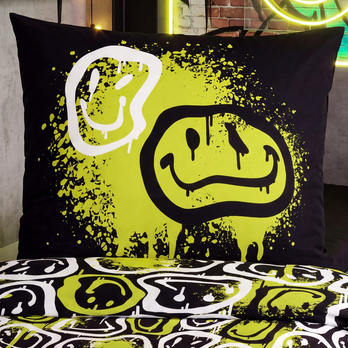 Kissen 80 x 80 cm mit gesprühtem Smiley in Neongelb auf Schwarz