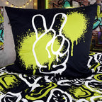 Kissen 80 x 80 cm mit gesprühtem Peace-Zeichen in Weiß und Neongelb