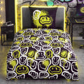 Bettwäsche ‘Neon Faces’ auf einem Bett im Gaming-Zimmer mit Neonlicht