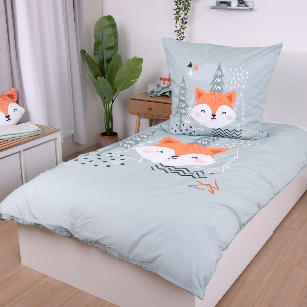 Bettwäsche ‘Nordic Forest’ auf einem Einzelbett mit Fuchs-Kuscheltier