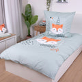 Bettwäsche ‘Nordic Forest’ auf einem Einzelbett mit Fuchs-Kuscheltier