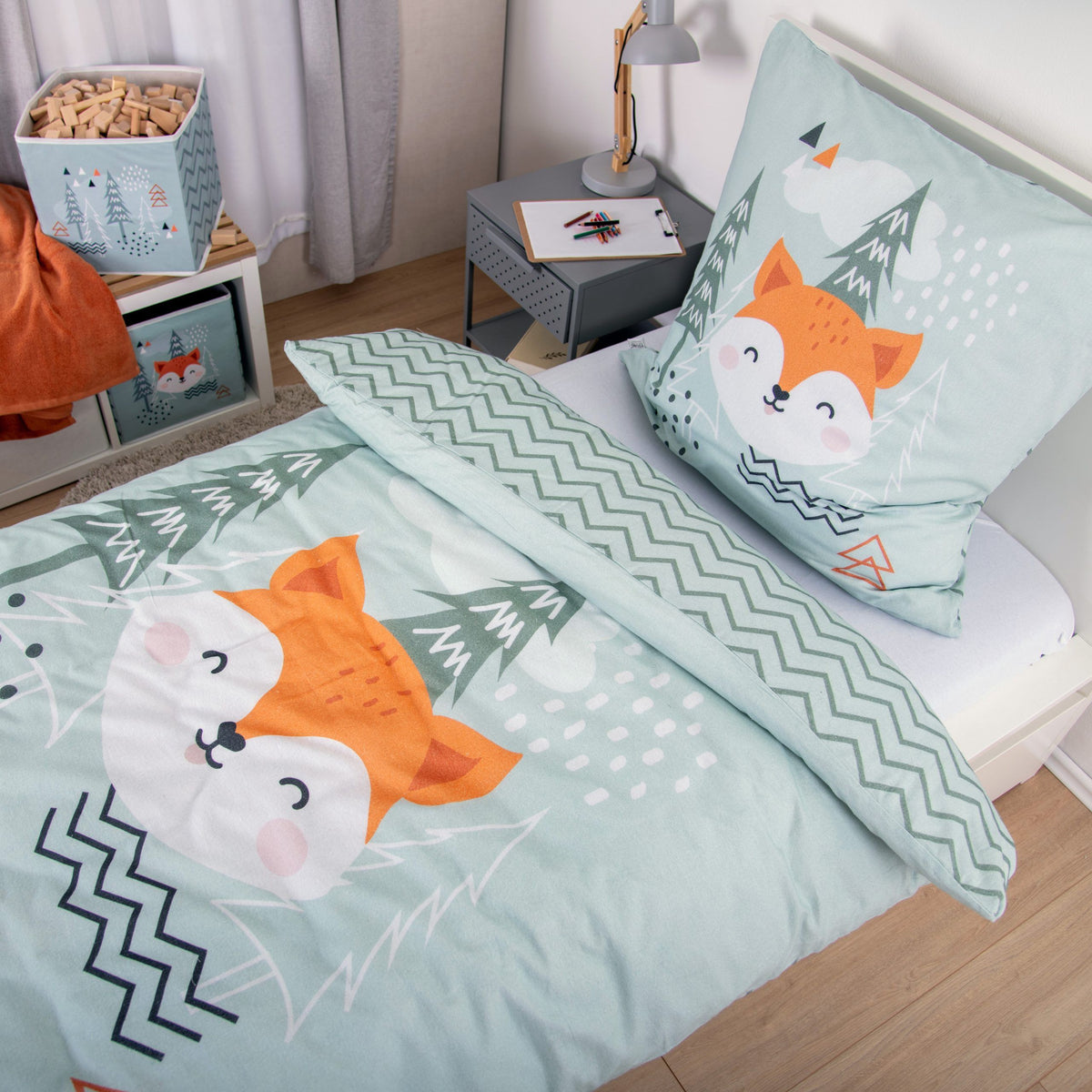 Young Collection Bettwäsche ‘Nordic Forest’ in Flanell auf einem Einzelbett, Fuchs auf Bettbezug und Kissen, Zickzack-Wendeseite umgeschlagen
