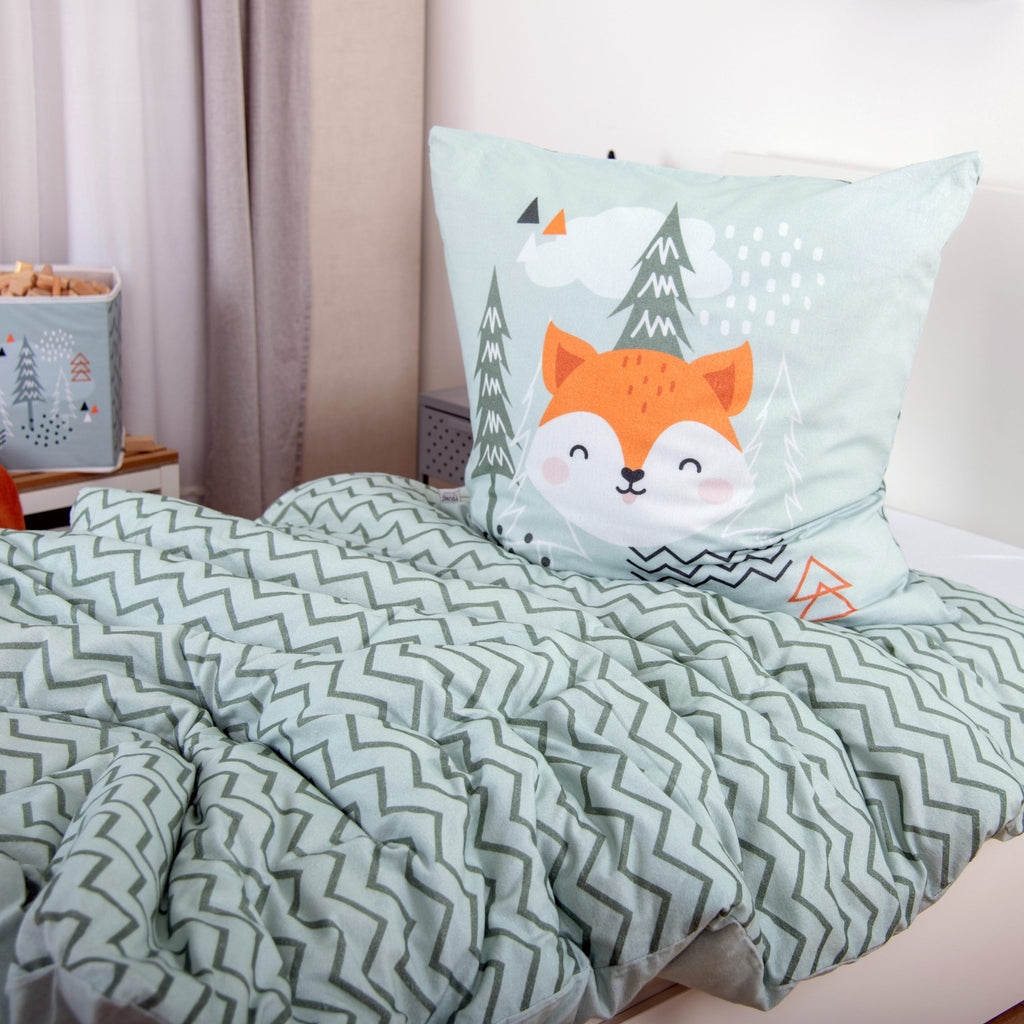 Kissen mit Fuchs auf der zerwühlten Zickzack-Wendeseite der Flanell-Bettwäsche ‘Nordic Forest’