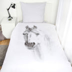 Bett mit der Young Collection Bettwäsche ‘Pferd’ und dem Kissen mit Punkten