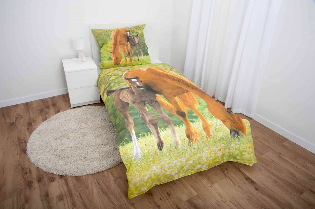Bettwäsche ‘Pferd mit Fohlen’ auf einem Einzelbett im hellen Zimmer