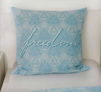 Kissen 80 x 80 cm mit Schriftzug „freedom“ auf hellblauem Ornament