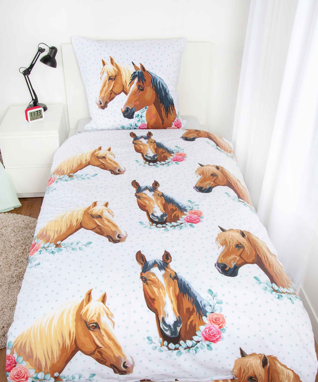 Bett mit der Young Collection Bettwäsche ‘Pferde Rosen’ und dem Kissen mit zwei Pferden