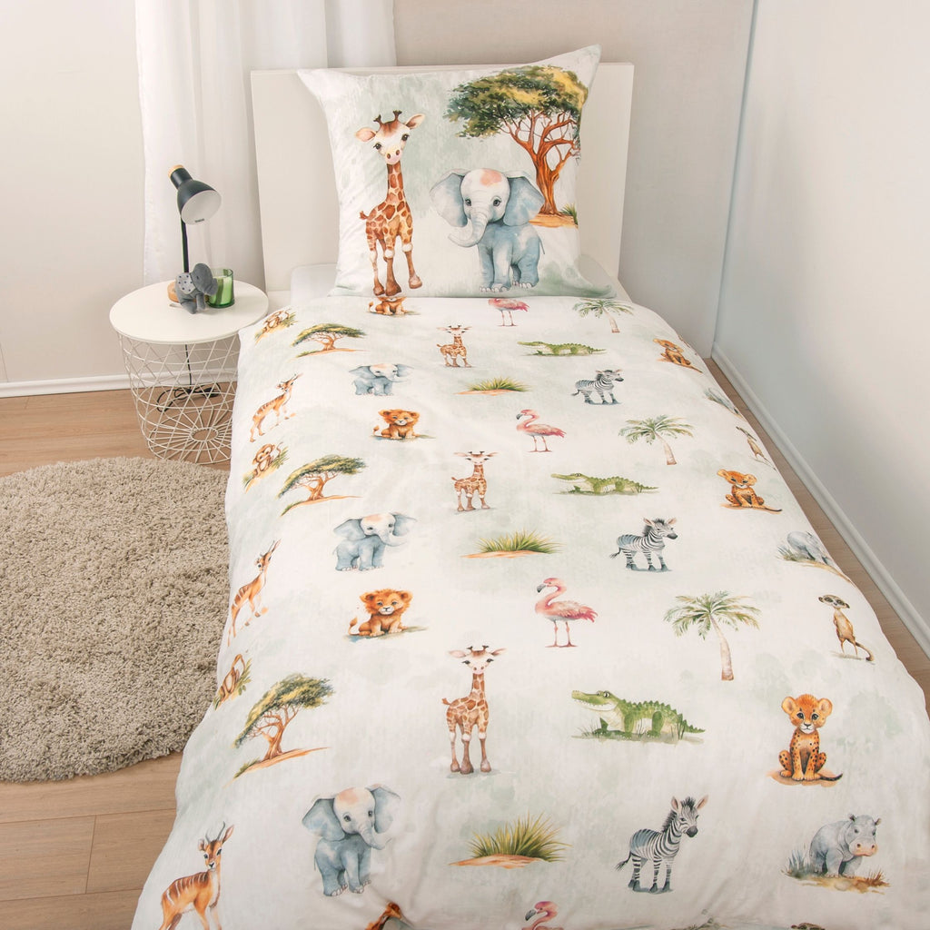 Bettwäsche ‘Safari’ auf einem Einzelbett, Aquarell-Tiere auf Weiß