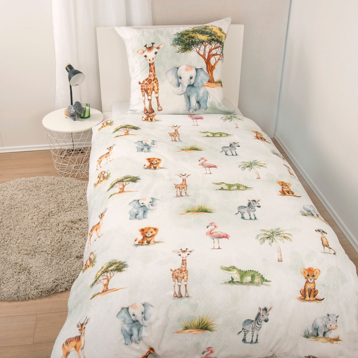 Bettwäsche ‘Safari’ auf einem Einzelbett, Aquarell-Tiere auf Weiß