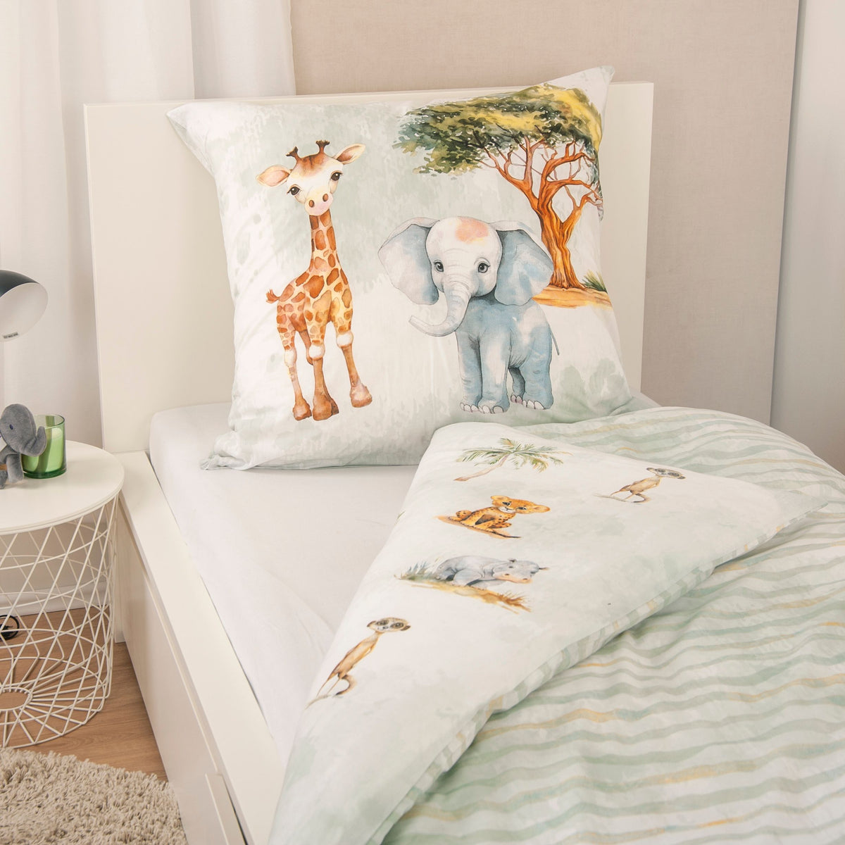 Kissen mit Giraffe und Elefant unter dem Baum, Bettwäsche ‘Safari’