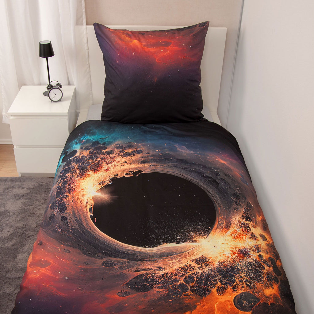 Bettwäsche ‘Schwarzes Loch’ frontal auf einem Bett mit Kissen