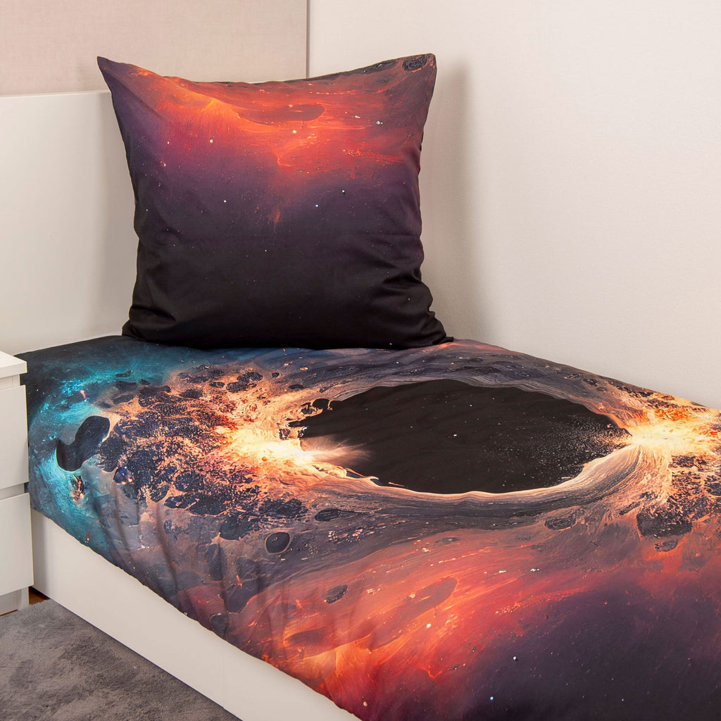 Bettwäsche ‘Schwarzes Loch’ seitlich auf einem Bett, Nebel in Orange und Türkis