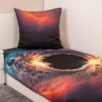 Bettwäsche ‘Schwarzes Loch’ seitlich auf einem Bett, Nebel in Orange und Türkis