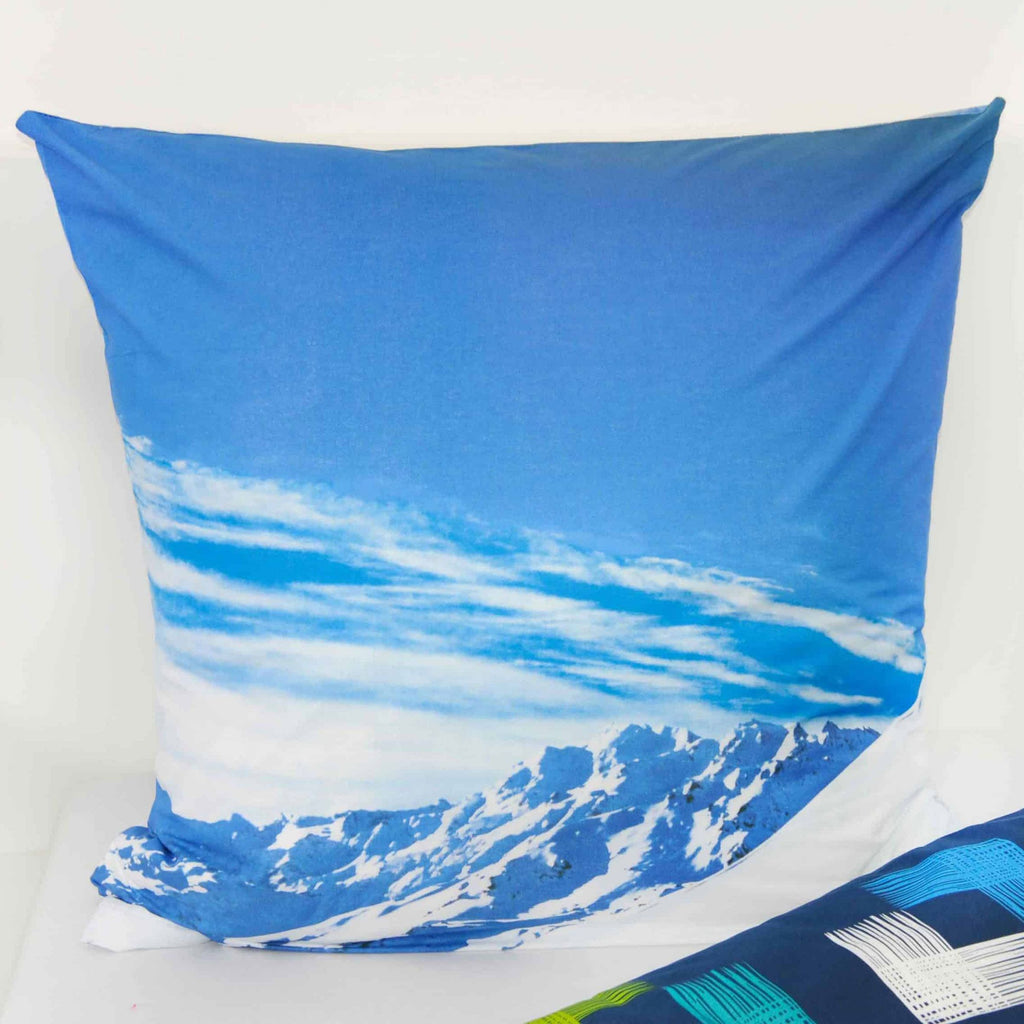 Kissen mit Bergpanorama unter blauem Himmel