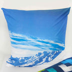 Kissen mit Bergpanorama unter blauem Himmel