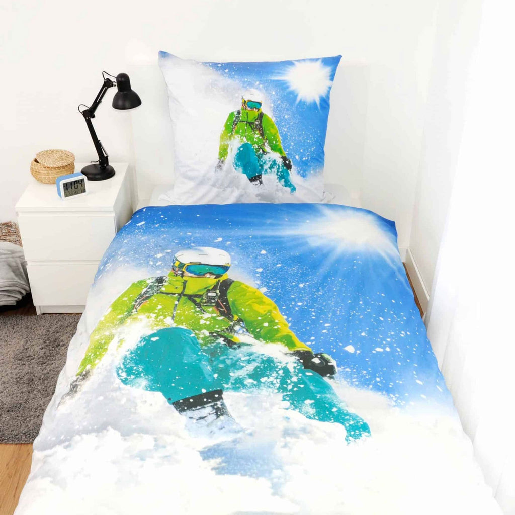 Bett mit der Young Collection Bettwäsche ‘Skifahrer’ und dem Skifahrer-Kissen