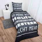 Bettwäsche ‘So müde wie heute’ auf einem Einzelbett, Spruch auf Tafelgrund