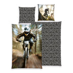 Young Collection Bettwäsche-Set ‘Speed Motion’ 135 x 200 cm: Bettbezug mit Mountainbiker im Downhill, Wendeseite schwarz-weiß mit Zickzack, Kissen 80 x 80 cm