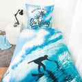 Bett mit der Young Collection Bettwäsche ‘Surfer Hawaii’ und dem Surfing-Kissen