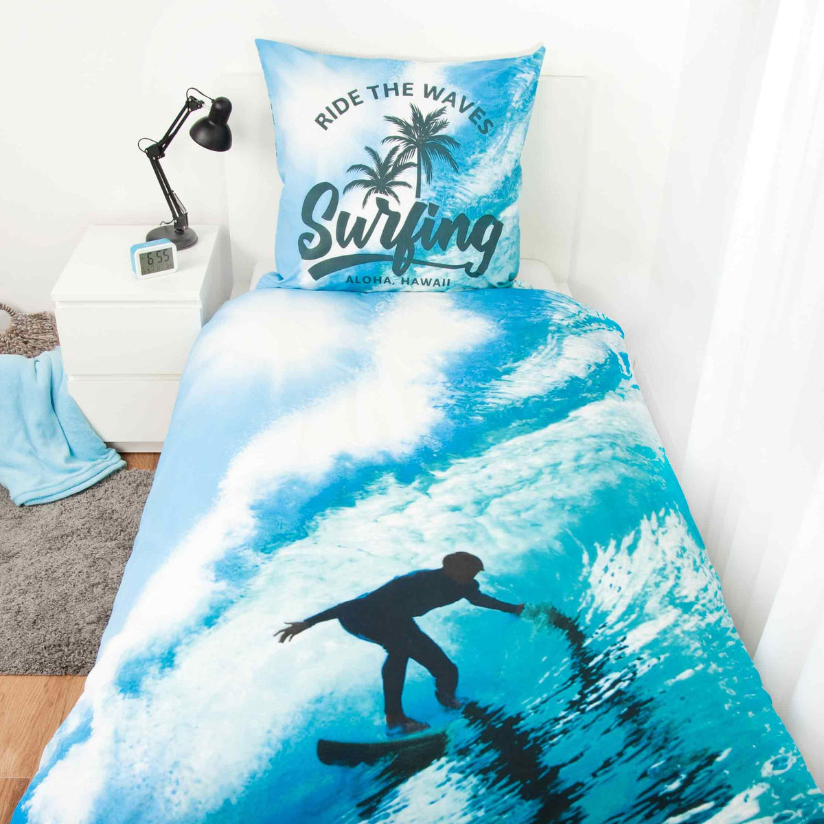 Bett mit der Young Collection Bettwäsche ‘Surfer Hawaii’ und dem Surfing-Kissen
