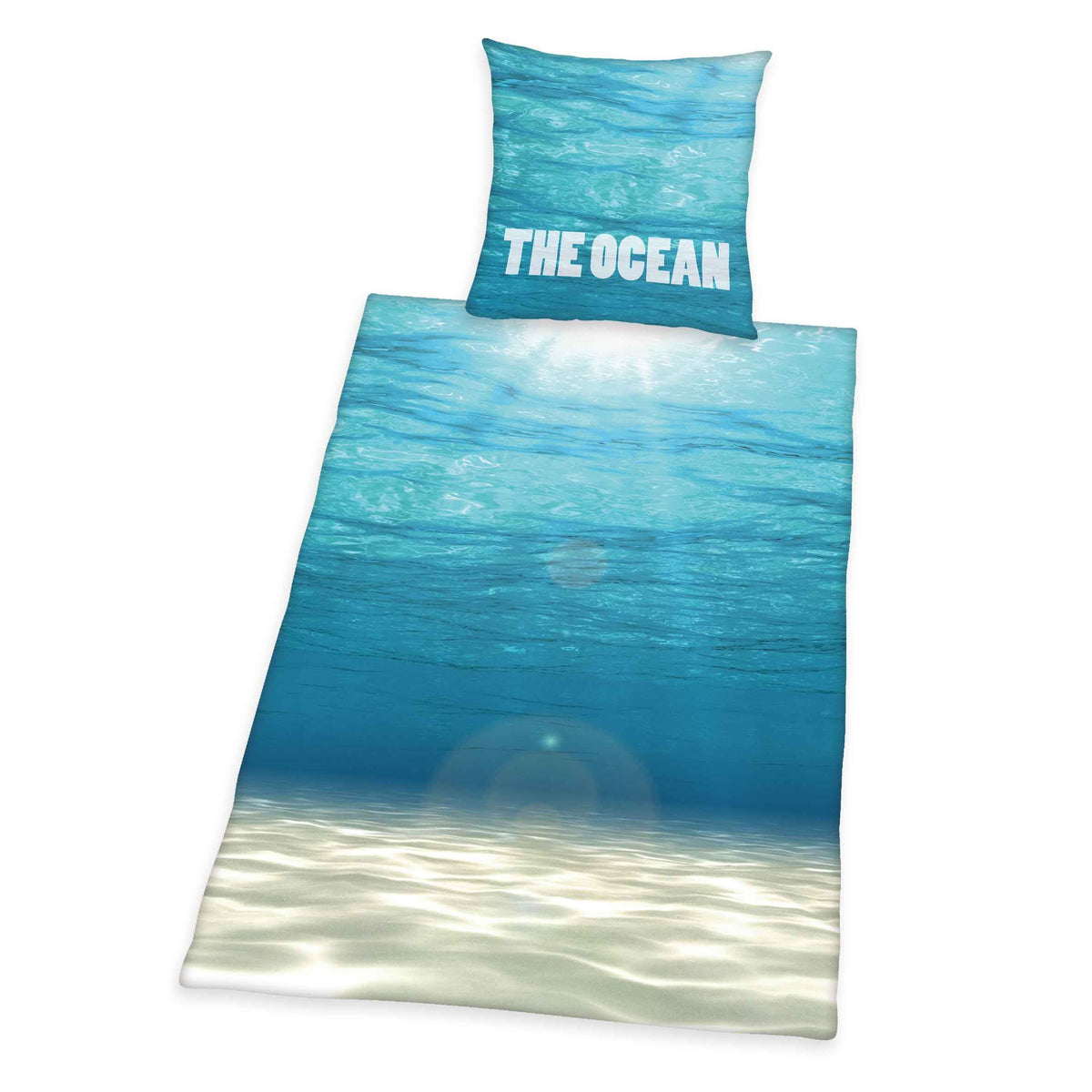 Young Collection Bettwäsche ‘The Ocean’: Unterwasserblick mit Sonnenstrahlen und Sandboden, Kissen mit Schriftzug The Ocean