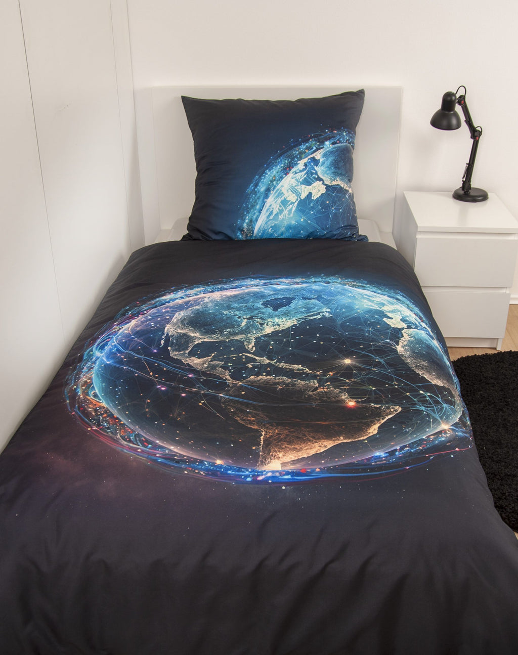 Bettwäsche ‘Weltkugel’ auf einem Einzelbett, Erde bei Nacht auf Schwarz