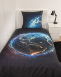 Bettwäsche ‘Weltkugel’ auf einem Einzelbett, Erde bei Nacht auf Schwarz